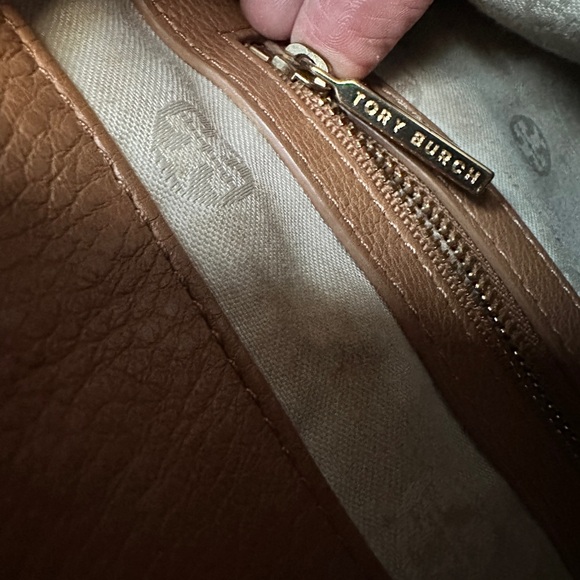 Tory Burch Amanda Hobo Bag Caramel Leather - Picture 13 of 17